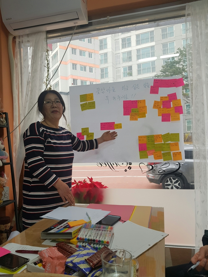 자발적으로 형성된 네트워크 모임에 대표를 맡은 서정진숙씨가 주민들과 앞으로 하고 싶은 일을 설명했다