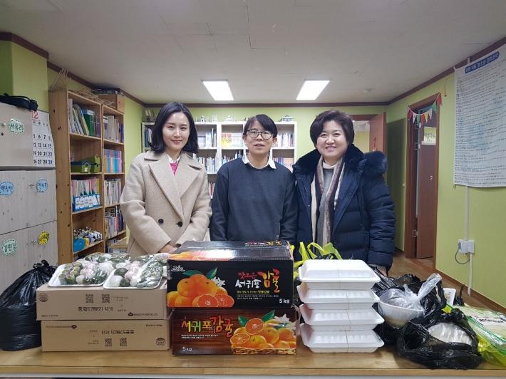 18일 오후, 영통구는 매탄지역아동센터를 방문하여 이용아동을 위한 전통시장 먹거리를 후원품으로 전달했다.