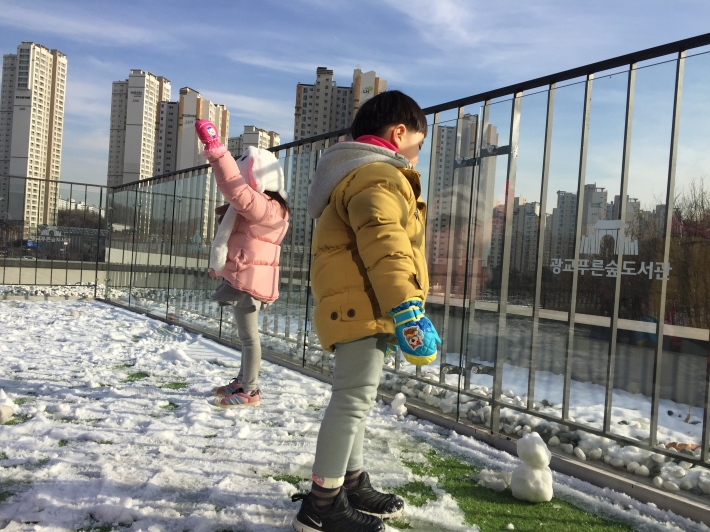 눈온 뒤 광교푸른숲도서관 3층 테라스
