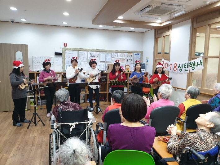 정자2동 우쿨렐레동아리 '신나렐레'가 어르신들을 위해 나눔공연을 펼치고 있다.