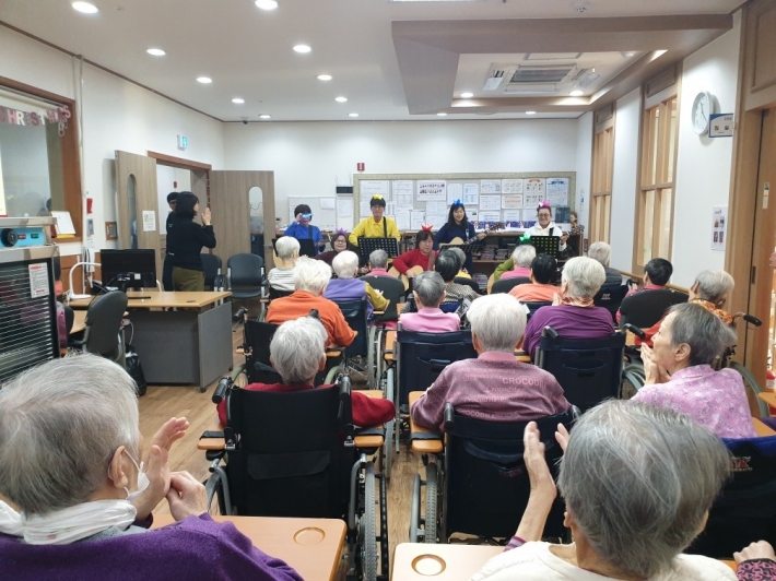 YWCA경로당에서 정자2동 기타동아리 아이리스가 기타공연을 하고있습니다.