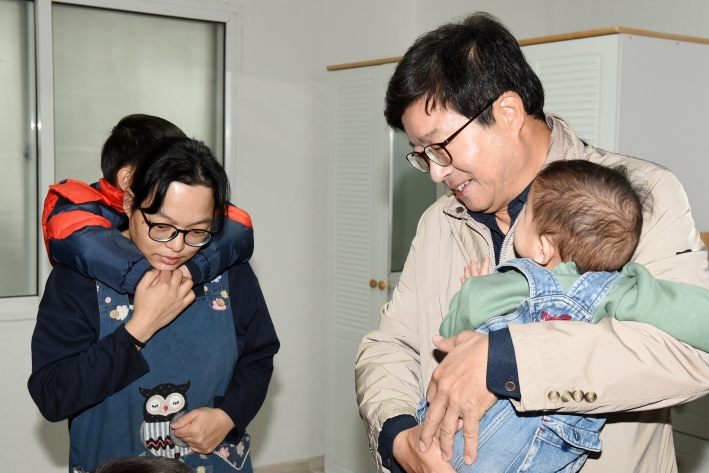 지난해 12월 염태영 시장이 매탄동 8자녀가정을 방문, 입주를 축하해주고 있다.