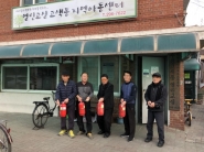 소화기를 들고 당시 상황을 설명하는 노인정 회원들. (왼쯕부터 유재덕 씨, 전영만 씨, 최인석 씨, 강석남 씨)