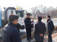 백운석 제2부시장이 분진흡입에 대한 설명을 듣고 있다. 