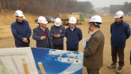 이병규 안전교통국장이 수원 외곽순환(북부)도로 공사 현장을 점검하고 있다. 