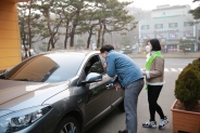 수도권 고농도 미세먼지 비상저감조치 시행에 따라 관공서로 들어오는 차량(홀수번호)에 대한 통제가 이루어지고 있다.