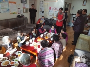 영통2동 행정복지센터와 늘사랑나눔회가 벽적골 롯데아파트 경로당을 방문하여 식사를 대접하고 있다.