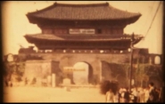 1950년대 초 수원화성 팔달문 모습, 옹성 홍예문이 잘려졌지만 온전한 모습이다. 사진/동영상 캡쳐