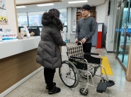 한 주민이 휠체어를 무료대여하고 있다.