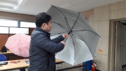 율천동은 지난 3일부터 3월31일까지 행정복지센터 2층 회의실에서 찾아가는 '우산 수리 센터'를 운영한다.