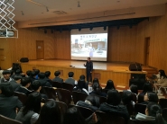 망포중 5층 강당에서 3학년을 대상 자원봉사기본교육을 실시하고 있다.