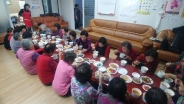 영통1동 건영1차아파트 경로당 노인들이 식사하고 있다.