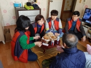 동 협의체 위원들이 홀몸노인댁을 방문해 함께 치킨을 먹으며 담소를 나누고 있다. 