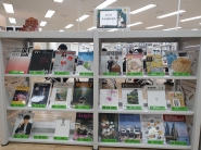 제2자료실에서 다양한 주제의 우수콘텐츠잡지를 열람하도록 비치되어있다.