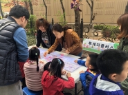 어울림한마당에서 어린이들이 체험부스에 모여 참여하고 있다.
