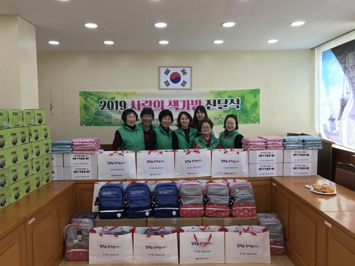 평동 새마을부녀회, 「사랑의 책가방·김 전달식」