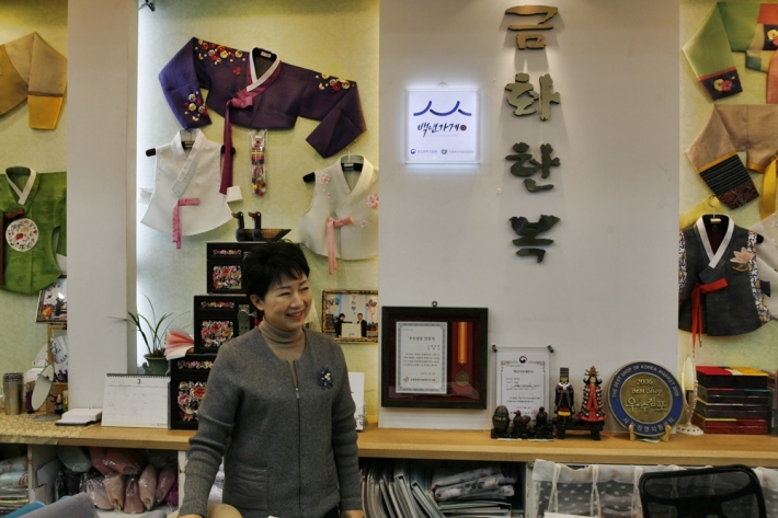 금화한복 매장에서 포즈를 취하고 있는 유재순 대표 