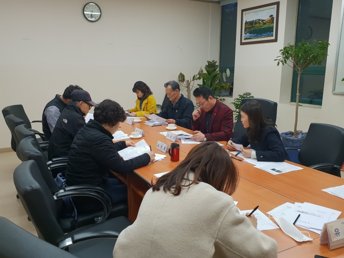 종이없는 회의진행에 대해 심의중인 영통1동 단체장