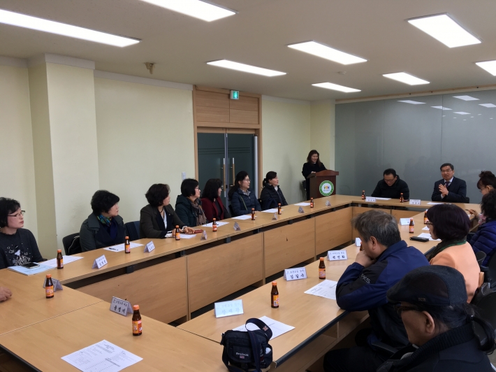 세류2동 행복나눔방에서 수강생 대표와의 만남을 통해 다양한 의견 교환을 하고 있다.