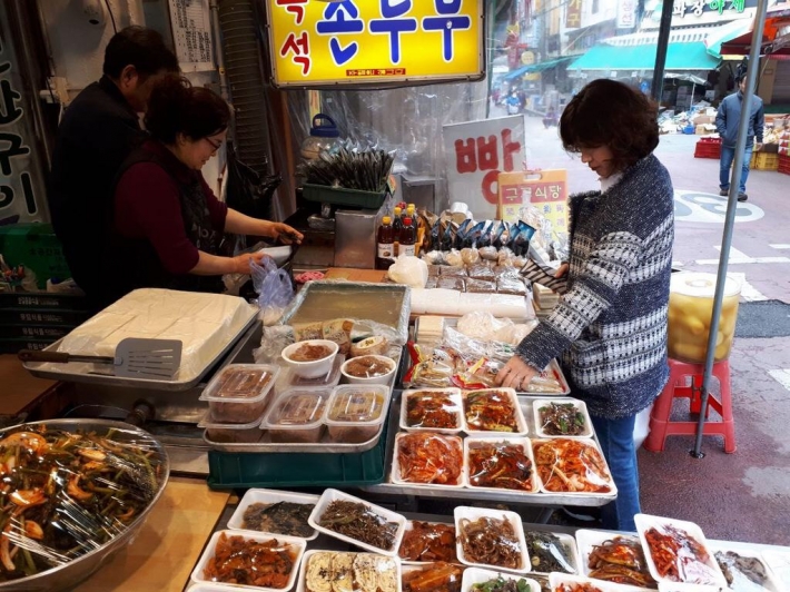 북수원시장에서 장보는 정자1동직원