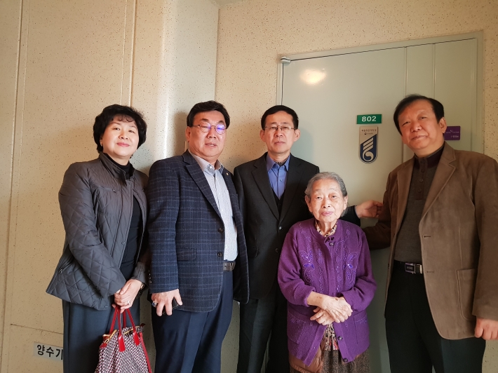 독립유공자 임규의 유족 자택을 방문하여 독립유공자 명패를 달아드렸다.