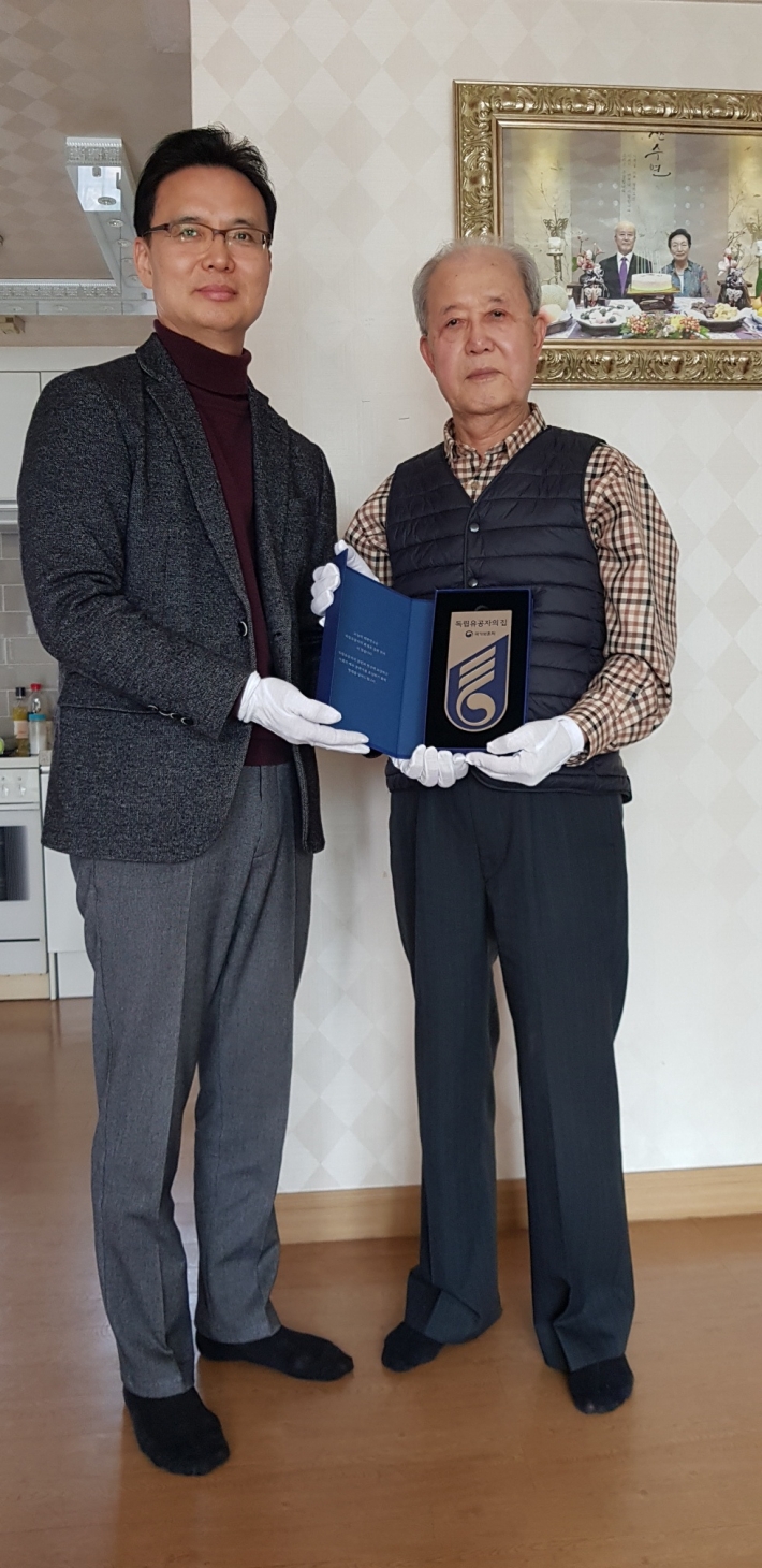 독립유공자 명패 달아드리기를 시행중인 금곡동장