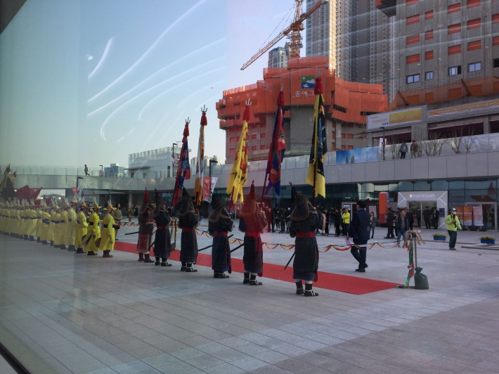 수원컨벤션센터 열린광장에서 준공식 세레머니를 준비하는 모습