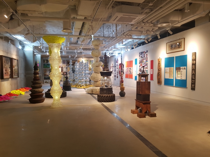 수원컨벤션센터 지하 1층에 있는 '아트스페이스 광교' 미술전시관, 세계적인 설치미술가 최정화 잡화전이 열리고 있다.