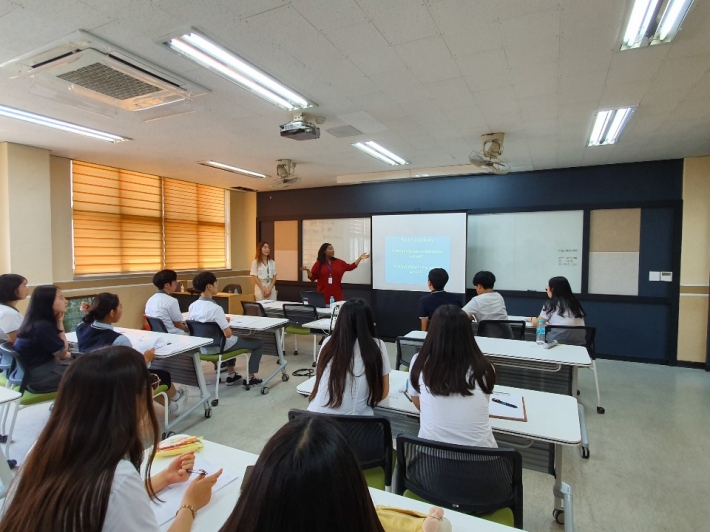 수원시외국어마을이 시행중인 취업역량강화 영어교육 모습
