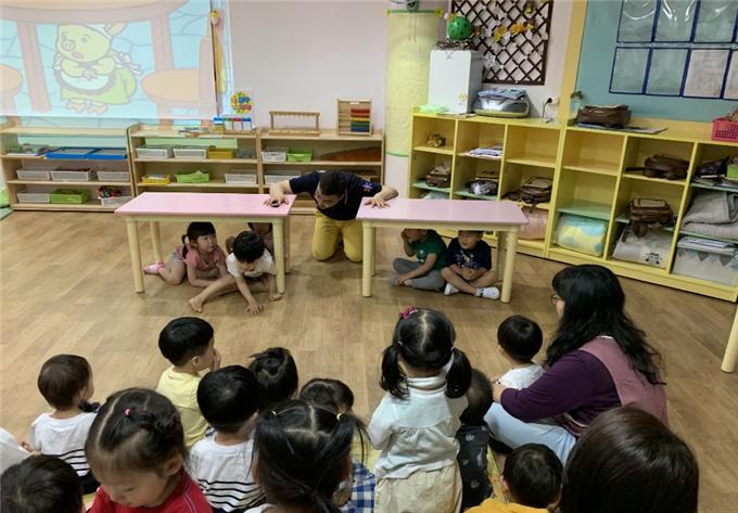 6월 12일 평안몬테소리 어린이집에서 지진 상황에서의 행동요령을 실습하고 있다.