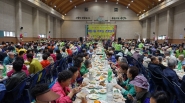 매탄공원 다목적체육관에서 매탄2동 어르신 경로잔치를 개최했다.