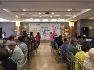 2019년 경로잔치 식후공연에 노인들이 춤을 추고 있다.