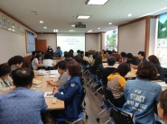 명예사회복지공무원들이 공유경제 공유복지 교육을 받고 있다.