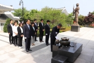 국립이천호국원에서 호국영령들에 대한 참배를 하고 있는 경기남부보훈지청 직원들