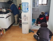 주거취약계층인 독거어르신댁에 방문하여 청소봉사를 진행하고 있다.