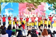‘수원시 다둥이 축제’에 참여한 공연팀이 공연을 하고 있다.