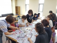 화서1동 주민들이 수공예교실 프로그램에 참여하고 있다.