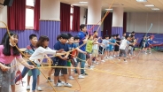 15일 탑동초등학교에서 진행된 수상안전교육에서 어린이들이 로프를 이용한 구조법을 체험해보는 시간을 가졌다.