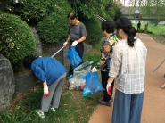 수원천 산책로 쓰레기를 수거하는 매교동 주민들