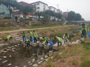 단체원들과 주민들이 함께 수원천에 있는 쓰레기를 수거하고 있다.