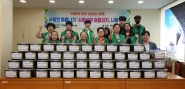 평동 새마을부녀회원들이 전달할 김치 앞에서 기념촬영