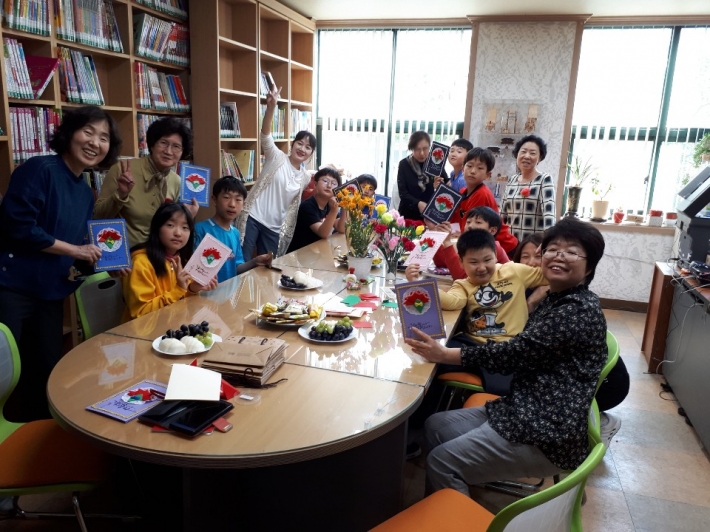 어린이들과 함께 카네이션 및 감사카드를 만들고 기념촬영을 하고 있다.