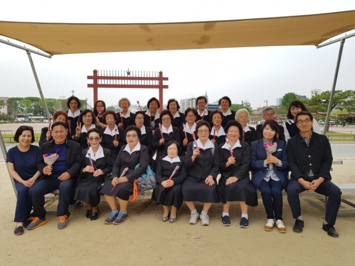 우리동네 문해교실 노인들 교복입고 기념촬영