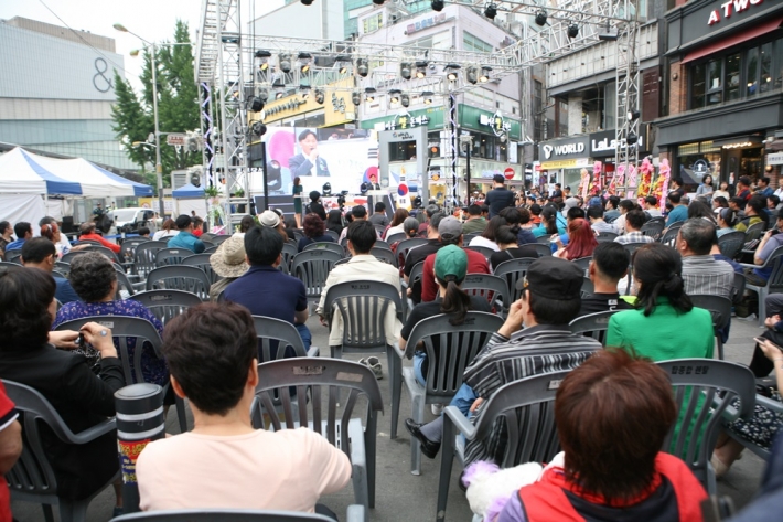 수원역세권 젊음의 거리 축제가 열리고 있는 문화광장 무대