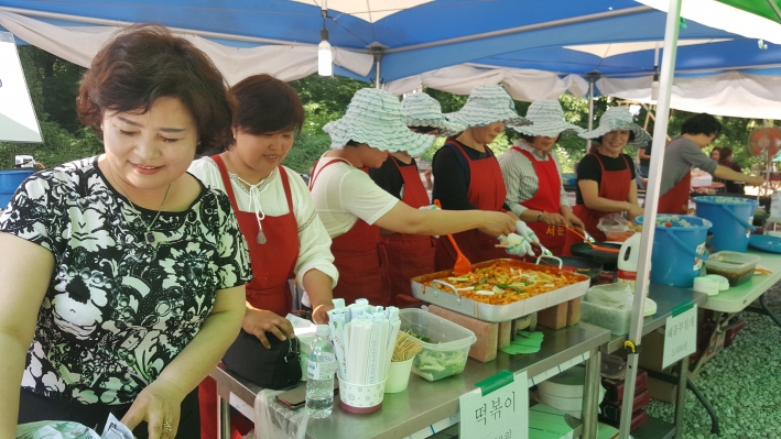 새마을부녀회 회원이 음식물 부스에서 먹거리를 만들고 있다. 