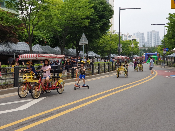 정자3동 차없는거리에서 이색자전거를 체험하는 시민들