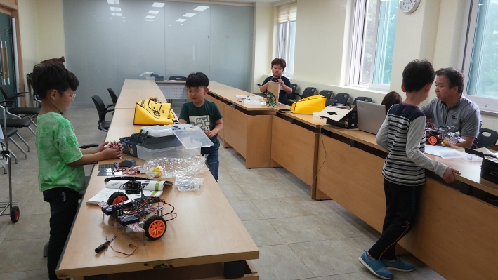 세류2동 로봇교실 교육 진행 사진