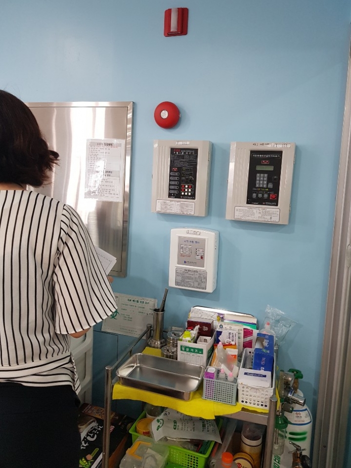 담당자가 노인의료시설을 방문해 점검하고 있다.  