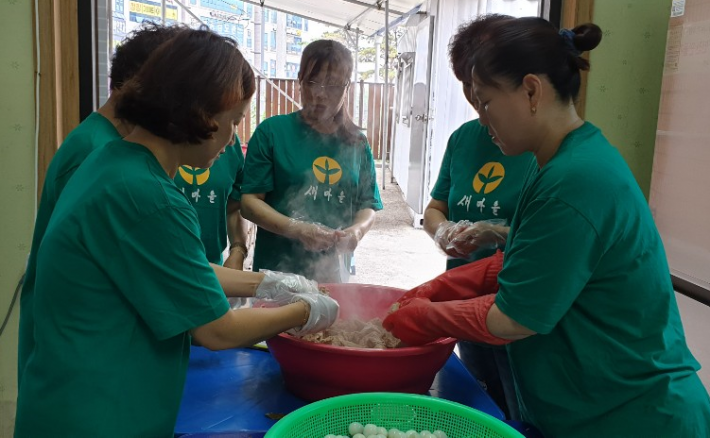 권선구 새마을부녀회원들이 정성스레 장조림을 만들고 있다.