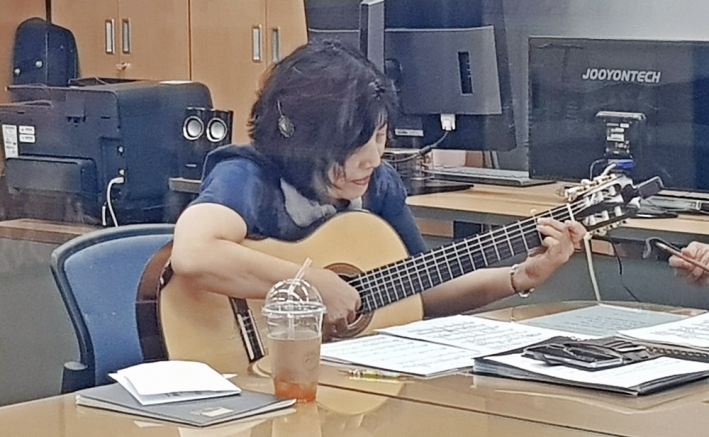 기타를 치는 우경주씨는 창룡마을 창작센터 근무자로 창작센터 활성화를 위해 많은 노력을 한다